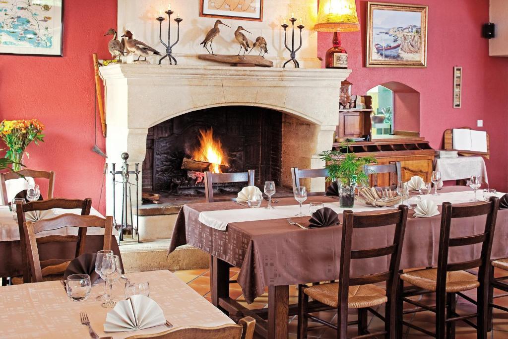 Logis Hotel Restaurant Le Flamant Rose Camargue Albaron Exterior photo